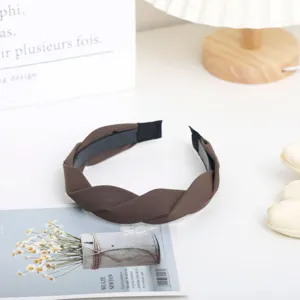 Cerchietto intrecciato marrone nordico da donna, elegante accessorio per capelli alto.