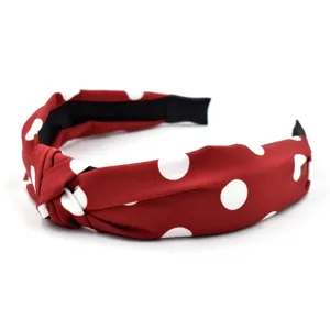 Bandeau à cheveux large en tissu rouge à pois blancs avec nœud pour look élégant.
