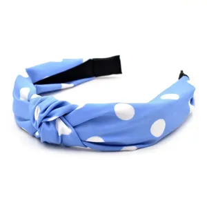 Serre-tête large en tissu à pois bleus avec nœud accessoire de mode élégant pour coiffure.