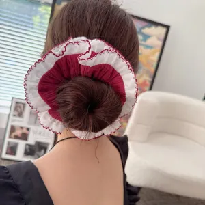Διπλοστρωμένο scrunchie μαλλιών με βολάν σε κόκκινο και λευκό χρώμα, κομψή λεπτομέρεια.