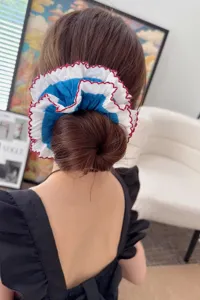 Scrunchie μαλλιών διπλής στρώσης σε στυλ μπαλέτο μπλε λευκό με όμορφο κόκκινο τελείωμα.