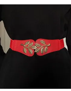 Gros plan détaillé d'une ceinture élastique rouge avec une boucle dorée en forme de feuille.