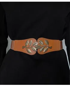 Vue détaillée d'une ceinture élastique pour femmes avec boucle de feuille d'or métallique.
