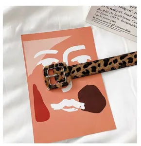 Ceinture élégante à imprimé léopard avec boucle métallique carrée pour femmes, style rétro.