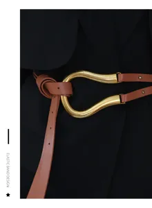 Cintura elegante da donna in pelle marrone con grande fibbia in metallo a ferro di cavallo.