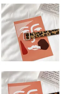 Détail de ceinture léopard avec boucle en métal et style rétro pour les femmes chic.