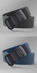 Détail de ceinture en toile de nylon avec boucle métallique noire en gris foncé et bleu.