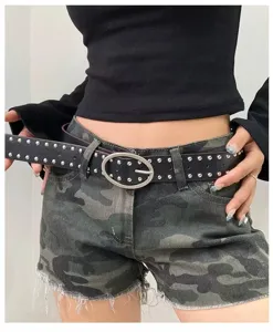 Vue détaillée de la ceinture en cuir clouté style punk pour femme, accessoire mode streetwear Y2K.