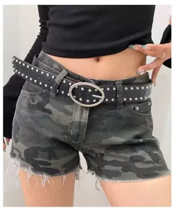 Gros plan détaillé d'une ceinture en cuir noir style punk avec clous argentés sur la taille.
