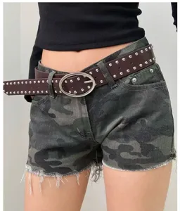 Ceinture cloutée style punk associée à un short en jean camouflage, streetwear y2k style.