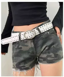 Détail de ceinture en cuir blanc clouté, accessoire de taille style punk pour femmes Y2K.