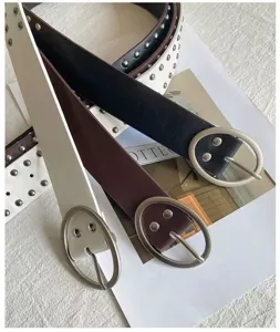 Ceinture en cuir cloutée style punk Y2K avec grande boucle métallique, accessoire tendance.