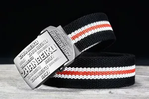 Cinturón de lona para hombre con hebilla metálica lisa, diseño a rayas casual para uso diario.