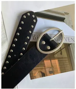 Ceinture en cuir clouté style punk noir avec grande boucle ovale argentée, accessoire mode Y2K.