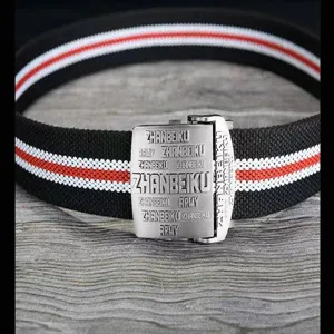 Cinturón de lona casual para hombre con hebilla automática de metal, diseño a rayas.