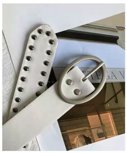 Ceinture cloutée blanche tendance pour femme, ceinture en cuir style punk Y2K avec boucle.