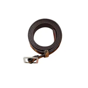 Ceinture fine en cuir à motif léopard pour femme avec boucle ardillon argentée sur fond blanc.