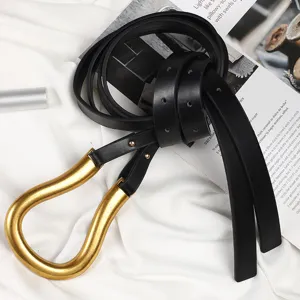Cintura larga in pelle nera da donna con grande fibbia dorata a ferro di cavallo.