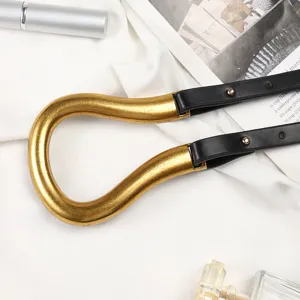 Cintura da donna nera con fibbia a ferro di cavallo dorata in stile vintage elegante.