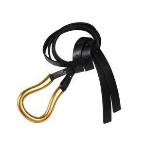 Cintura donna pelle nera con grande fibbia dorata a ferro di cavallo, elegante.
