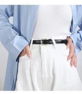 Cintura sottile in pelle nera da donna con elegante fibbia dorata per abiti e jeans.