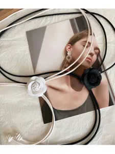 Vista detallada del cinturón de mujer elegante con decoración de flores de camelia en 3D.
