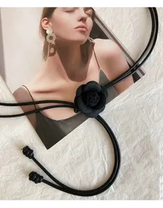 Cinturón delgado floral negro para mujeres, elegante cuerda de cintura con rosa vintage.