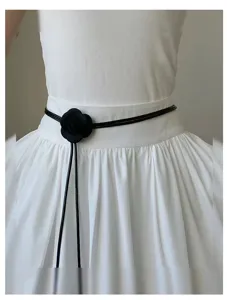 Cinturón fino de cuero negro con flor de camelia, elegante accesorio para vestidos de mujer.