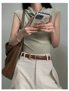 Detail view of a chic brown leather belt for women, featuring a sleek metal buckle for daily wear.