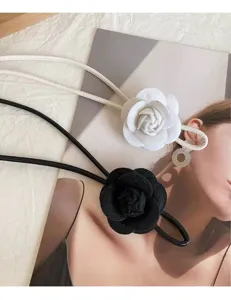 Vista detallada de un elegante cinturón con flor de camelia, elegante cuerda de cintura.