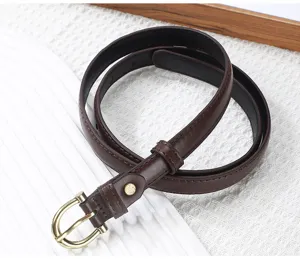 Vista dettagliata di una cintura sottile in pelle marrone scuro da donna con fibbia dorata.