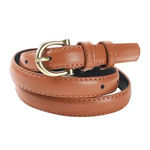 Cintura sottile in pelle marrone da donna con fibbia dorata per eleganti abiti e jeans.