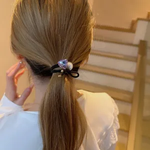 Chic élastique à cheveux avec cristal triangulaire et perle, accessoire élégant pour queue de cheval.