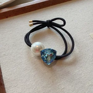 Détail d'élastique à cheveux chic en cristal bleu et perle, accessoire de queue de cheval noir