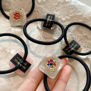 Primo piano dettagliato dell'elastico per capelli quadrato fatto a mano con strass eleganti.