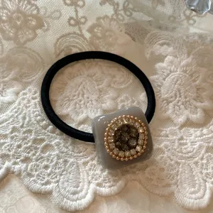 Elegante elastico per capelli con strass cristallo dettaglio decoro resina quadrata.