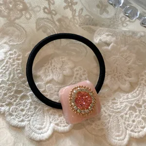 Elegante elastico per capelli con strass quadrato rosa, perfetto per uno stile chic e quotidiano.