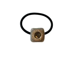 Elegante elastico per capelli semplice da donna, fascia nera con ciondolo di strass lucido.