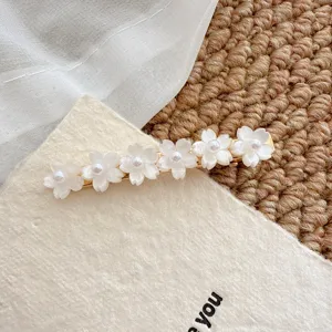 Sweet pearl flower hair clip for women, stylish cute side clip and hair accessories for daily wear.