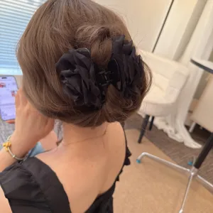 Elegante schwarze Rosen Netz Haarklammer für Damen, stilvolle Haargreifer Haaraccessoire.