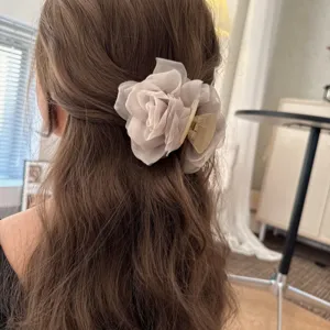 Netzwerk Rosen Haarkralle Detail, zeigt exquisite Stoffblume und stabilen Griff.