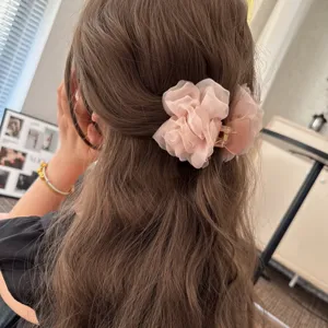 Elegante rosa Netz-Rosen-Haarklammer, süße Blumen-Haarspange für Damen Alltagsstyling.