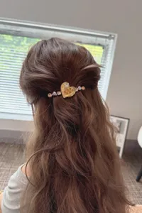 Elegant Korean hair clip featuring a sparkly rhinestone heart design, perfect for stylish daily wear.