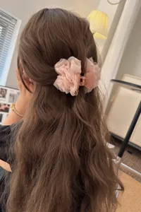 Chiffon Rosen Haarklammer Detail, elegante rosa Blumen Haarklammer für Damen Frisuren.
