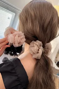 Detailansicht der Rosen Netto Haarspange mit transparentem Blumendesign und festem Halt.