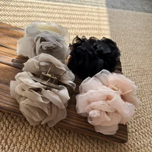 Detailansicht eleganter Rosen-Netz-Haarklammern mit weichen Stoffblüten und stabilem Clip.