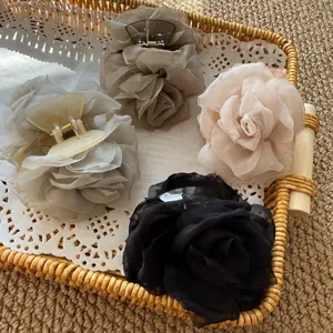 Detailaufnahme von eleganten Organza Rosen Haarklammern, stilvolle Haargummis Haarschmuck.