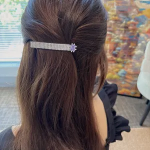 Detailansicht der glänzenden Strass Haarklammer mit violettem Kristall, elegante Spange.