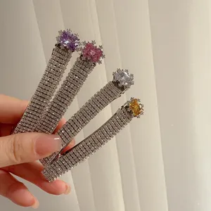 Nahaufnahme der eleganten Strass-Rechteck-Haarspangen mit bunten quadratischen Kristallen.