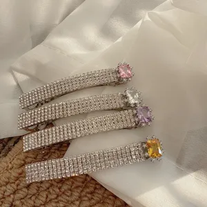 Detailansicht glitzernder Strass-Haarspangen mit bunten Kristallsteinen für elegante Frauen.